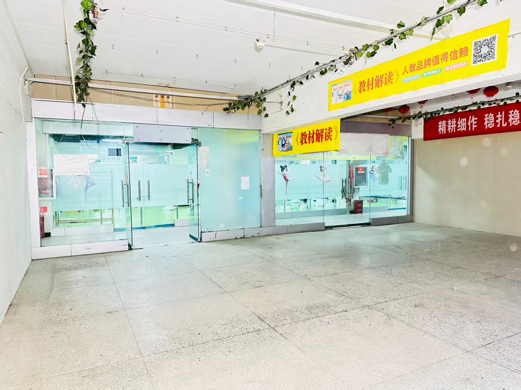 郑州路提供写字楼、商铺、展示空间、直播间等多种面积选择，满足企业办公、研发、展示、运营等多元需求。