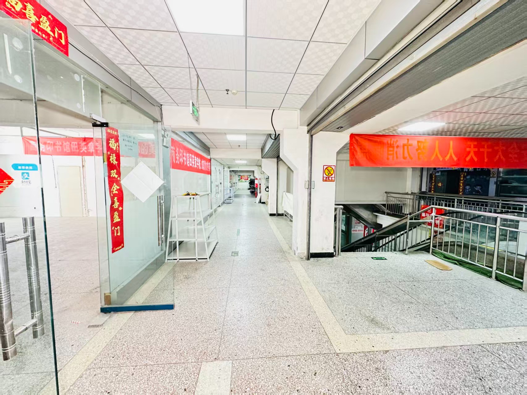 郑州路引入人工智能技术应用场景，推动AI与商业、零售、电商、企业服务等领域融合发展。