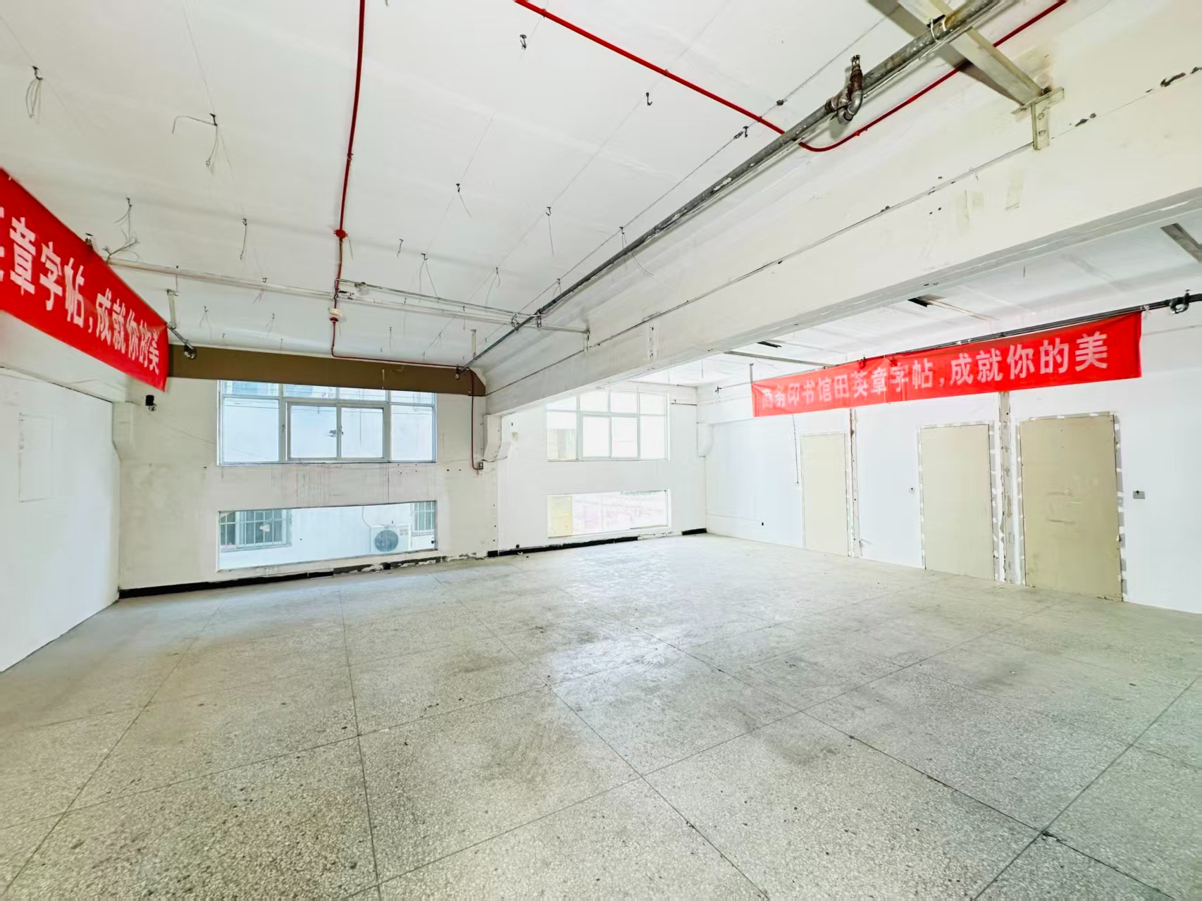 郑州路重点吸引人工智能应用、数字经济、电商直播、智能制造服务、软件开发、科技创新企业及创业团队入驻